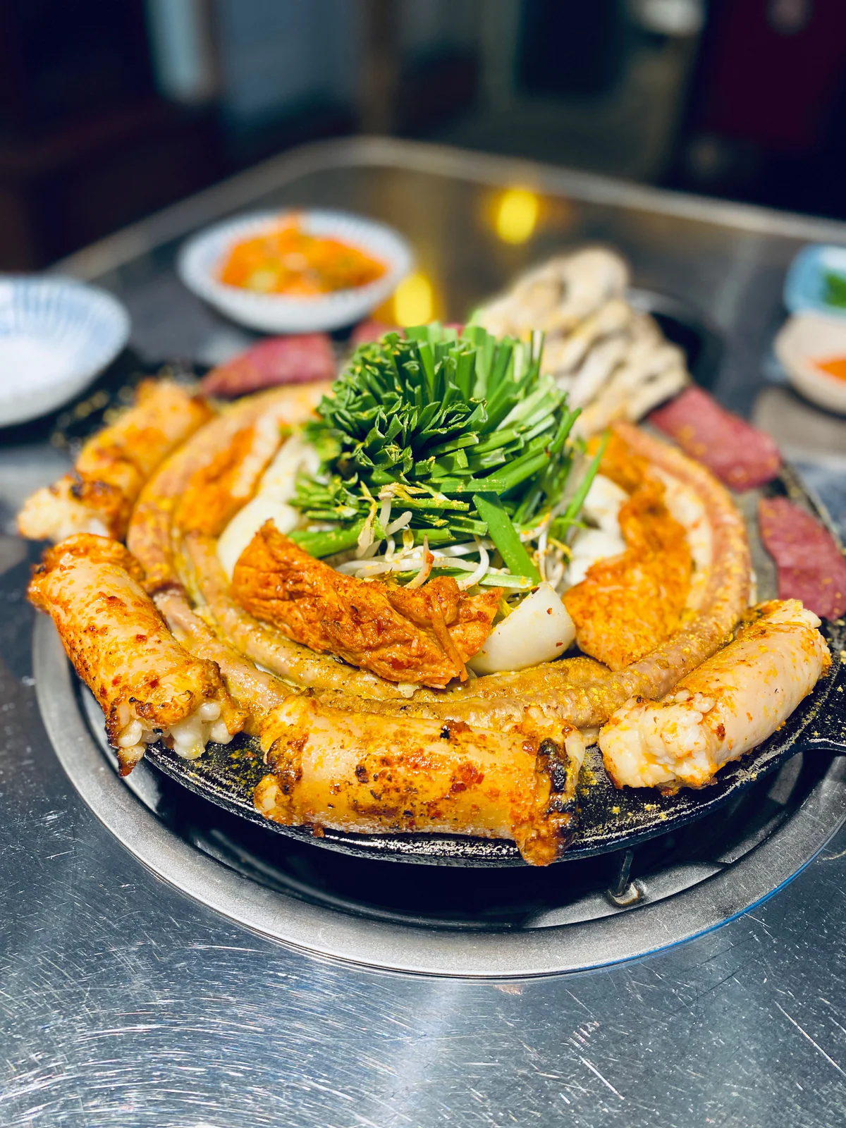 ニラを中央に、こんがり焼いたコプチャンとテチャンを囲むように盛った鉄板